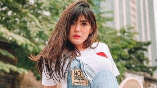 Artis Angela Lee menggelapkan 15 tas branded yang memiliki harga fantastis.
