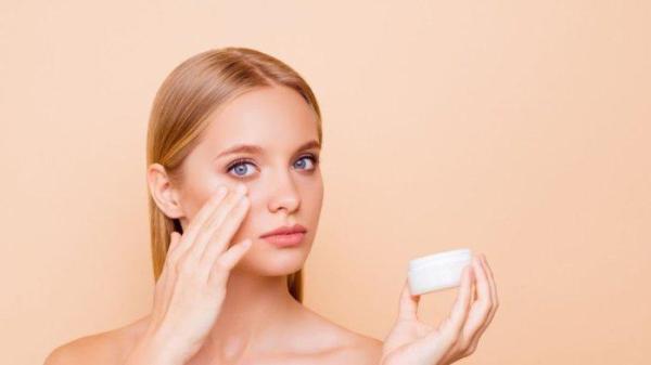 Ilustrasi seorang wanita yang mengaplikasikan moisturizer atau pelembap terbaik untuk kulit.