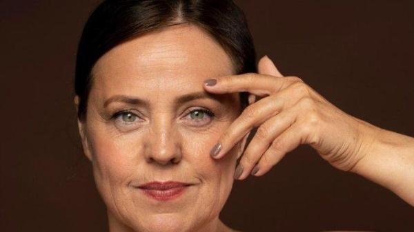 Ilustrasi penggunaan krim anti aging.