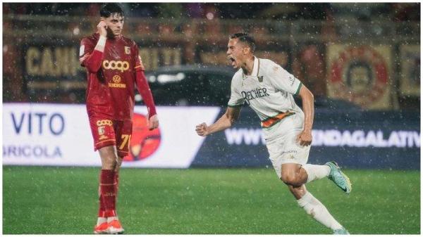 Momen perayaan pemain Timnas Indonesia Jay Idzes setelah mencetak gol dalam pertandingan Serie B Italia 2023/2024
