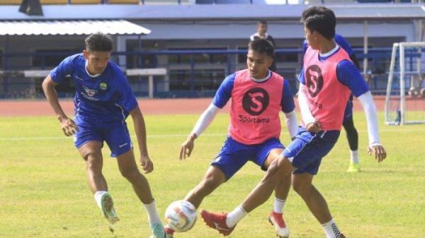 Pemain Persib menjalani sesi latihan pagi di Stadion Arcamanik, Jalan Pacuan Kuda, Kota Bandung, Jawa Barat, Senin (12/8/2024).