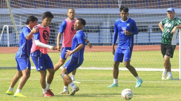 Pemain Persib menjalani sesi latihan pagi di Stadion Arcamanik, Jalan Pacuan Kuda, Kota Bandung, Jawa Barat, Senin (12/8/2024).