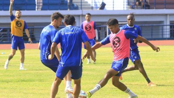 Pemain Persib menjalani sesi latihan pagi di Stadion Arcamanik, Jalan Pacuan Kuda, Kota Bandung, Jawa Barat, Senin (12/8/2024).