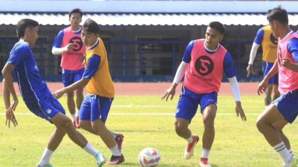 Pemain Persib menjalani sesi latihan pagi di Stadion Arcamanik, Jalan Pacuan Kuda, Kota Bandung, Jawa Barat, Senin (12/8/2024).