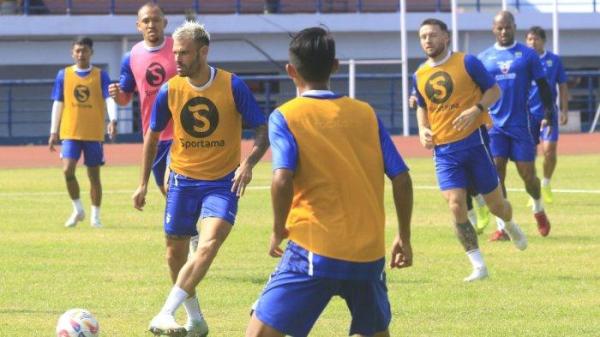 Pemain Persib menjalani sesi latihan pagi di Stadion Arcamanik, Jalan Pacuan Kuda, Kota Bandung, Jawa Barat, Senin (12/8/2024).