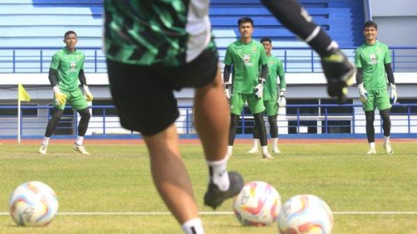 Pemain Persib menjalani sesi latihan pagi di Stadion Arcamanik, Jalan Pacuan Kuda, Kota Bandung, Jawa Barat, Senin (12/8/2024).