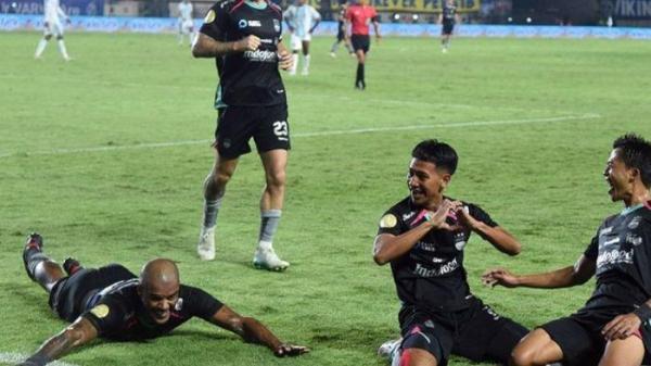 PERSIB merayakan gol Beckham Putra N (c)
