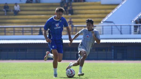 Mateo Kocijan dan Ferdiansyah saat gim internal di di SPOrT Jabar, Arcamanik, Kota Bandung, Jumat 12 Juli 2024.