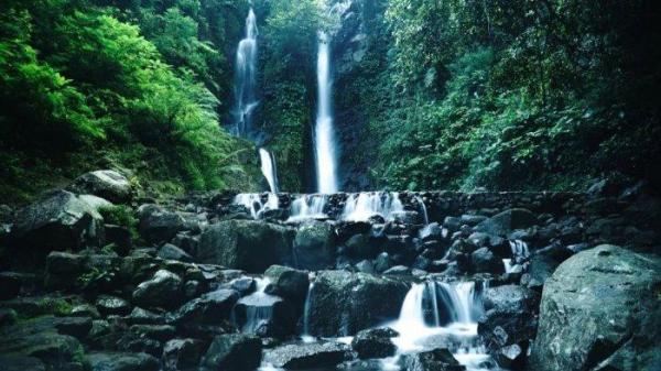 Dengan sebutan curug tujuh air terjun, tempat wisata air Curug Cilember Bogor ini berdiri kokoh dengan keindahan yang membuat decak kagum pengunjung.