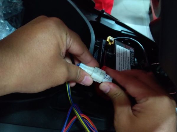 Colok DYT ke soket OBD motor yang terletak di bawah jok All New Yamaha NMAX