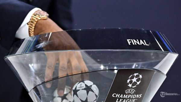 Mantan pesepakbola Nigeria John Obi Mikel melakukan pengundian perempat final dan semifinal turnamen sepak bola Liga Champions UEFA 2023-2024 di House of European Football di Nyon, pada 15 Maret 2024. (Photo by Fabrice COFFRINI / AFP)