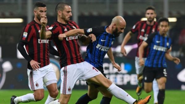Gelandang Inter Milan, Borja Valero, berduel dengan bek AC Milan, Leonardo Bonucci, dalam laga Liga Italia di Stadion Giuseppe Meazza, Milan, pada 15 Oktober 2017.