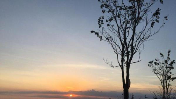 Suasana menjelang matahari tenggelam di Puncak Sosok