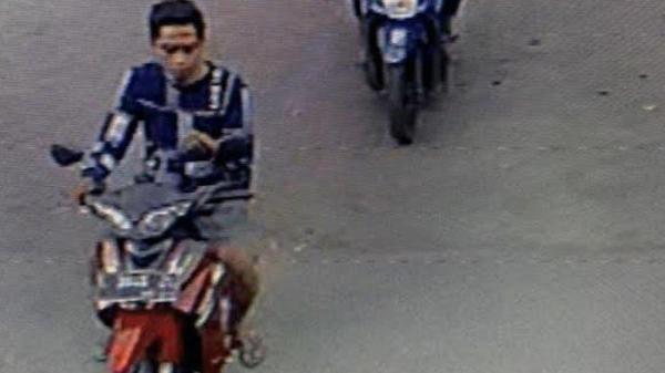 Tangkapan layar video CCTV yang merekam sosok si pelaku memakai motor Yamaha Jupiter Z, dalam artikel 