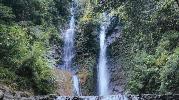 Curug Cilember merupakan rekomendasi tempat wisata di Bogor yang wajib dikunjungi karena memiliki keunikan. Curug ini mempunyai satu sumber mata air kemudian terbagi mengaliri tujuh titik air terjun.