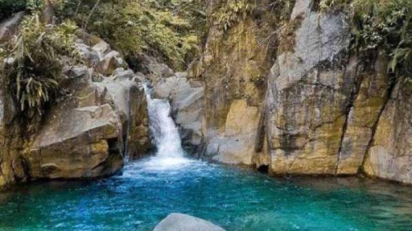Pesona Curug Cibaliung, salah satu tempat wisata di Bogor yang punya keindahan eksotis.