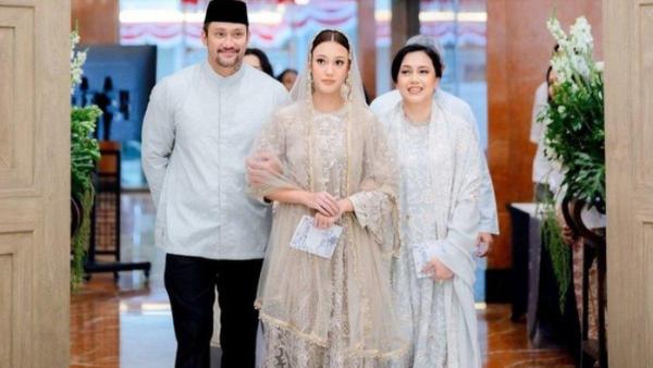 Tora Sudiro dan mantan istrinya, Anggi Kadiman hadir di pengajian jelang pernikahan putrinya.