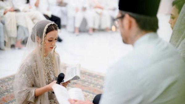 Momen Nabila sungkem ke Tora Sudiro minta izin menikah.