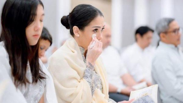 Mieke Amalia juga turut menitikkan air mata. 