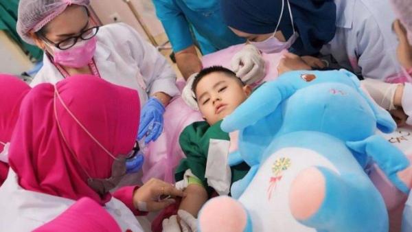 Sulaiman harus menjalani suntik hormon setiap hari.