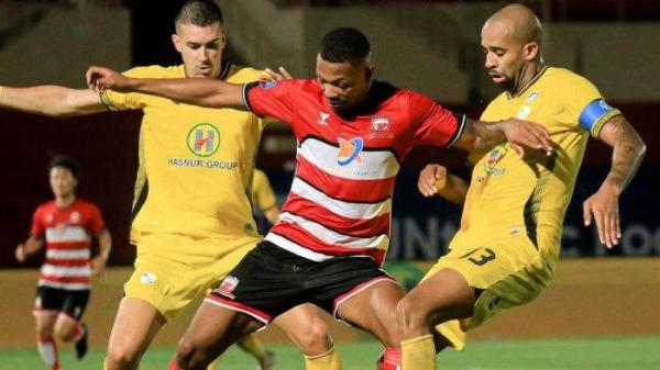 Striker Madura United, Maxuel dikepung pemain Barito Putera di Stadion Sultan Agung, Bantul, Jumat (16/8/2024) malam. <div class=