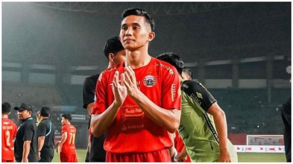 Pemain Persija Jakarta, Rizky Ridho, mengapresiasi para suporter selepas salahsatu pertandingan musim Liga 1 2023/2024.