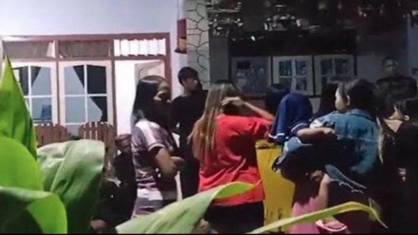 Puluhan warga menggeruduk rumah Salim, Kepala Desa (Kades) Mrawan Kecamatan Mayang Jember, Jawa Timur karena dilarang menggunakan sound horeg.