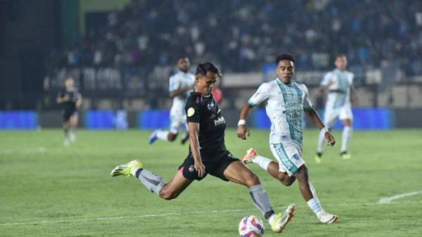 Dimas Drajad di laga Persib Bandung melawan PSBS Biak.