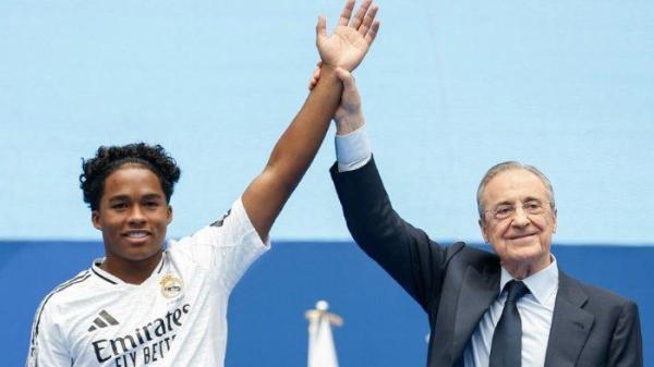 Endrick (Real Madrid) saat diperkenalkan Florentino Perez di Santiago Bernabeu.