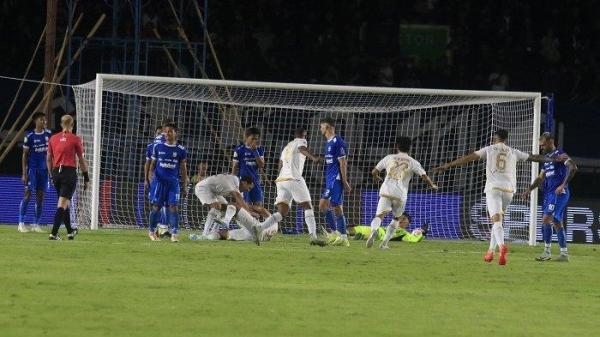 Kegagalan Persib Bandung meraih poin penuh di Stadion Si Jalak Harupat, Kabupaten Bandung, saat melawan Arema FC tidak membuat Nick Kuipers tertekan.