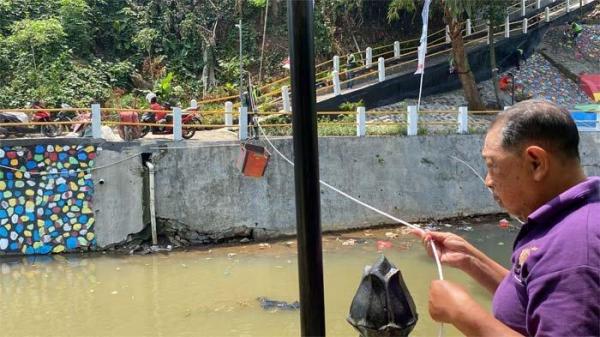 Cara unik dilakukan oleh Evi Suswati (52) penjual Mie Ayam dan Nasi Goreng di kawasan Mantarena Lebak, Kelurahan Paledang, Kecamatan Bogor Tengah, Kota Bogor.