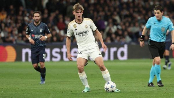 Gelandang Real Madrid asal Argentina, Nico Paz mengontrol bola selama pertandingan sepak bola Grup C Liga Champions UEFA antara Real Madrid CF dan SC Braga di stadion Santiago Bernabeu di Madrid pada 8 November 2023.