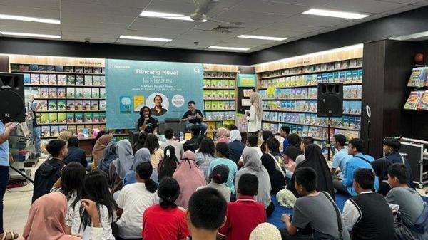 para Peserta Antusias Ikuti Bincang Novel bersama J.S. Khairen di Gramedia Pangkalpinang, Selasa (27/8/2024).