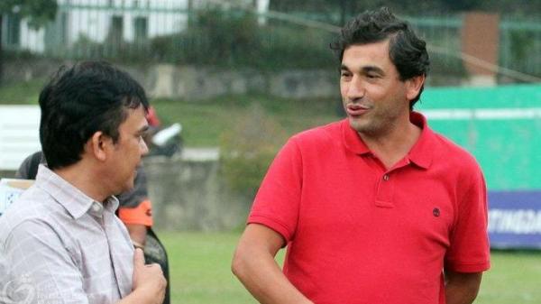 Pelatih asal Portugal, Eduardo Almeida, saat berbincang bersama CEO Semen Padang, Hasfi Rafiq, pada sesi latihan tim 12 September 2019.