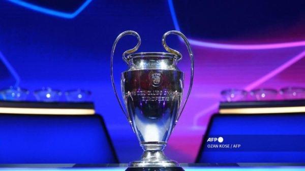 Gambar ini menunjukkan trofi Liga Champions UEFA sebelum pengundian turnamen sepak bola Eropa 2021/2022 di Istanbul pada 26 Agustus 2021.