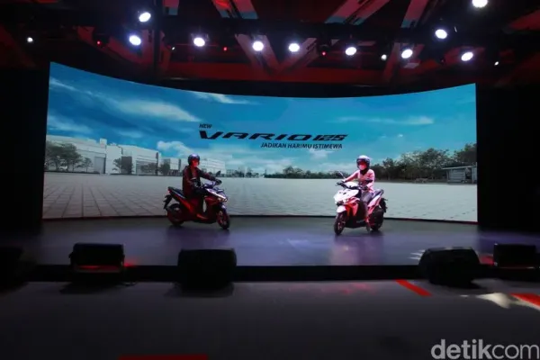 (Kiri-Kanan) Marketing Director AHM, Thomas Wijaya, President Director AHM, Keiichi Yasuda, Executive Vice President Director AHM, Johannes Loman dan Marketing Director AHM, Tetsuya Komine, berfoto bersama pada Peluncuran New Honda Vario 125.