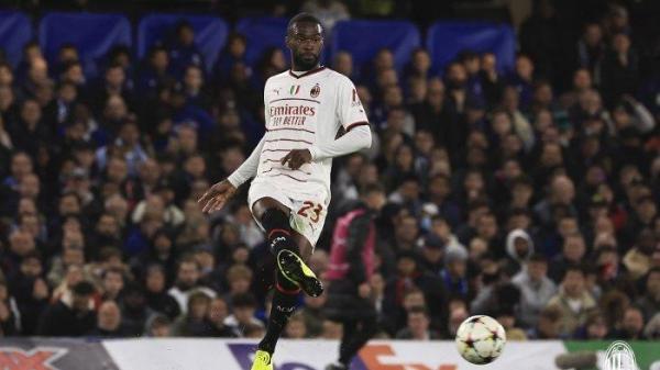 Bek Fikayo Tomori di laga Chelsea vs Milan dimatchday ketiga Liga Champions, Rossoneri kalah 3-0 di Stamford Bridge, 6 Oktober 2022.
