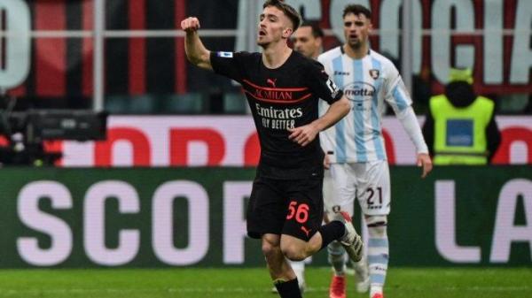 Alexis Saelemaekers merayakan gol di Liga Italia antara AC Milan vs Salernitana pada 4 Desember 2021 di stadion San Siro di Milan.