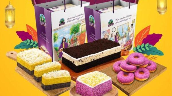 Lapis Bogor Sangkuriang adalah salah satu oleh-oleh khas Bogor yang paling terkenal dan menjadi favorit wisatawan.