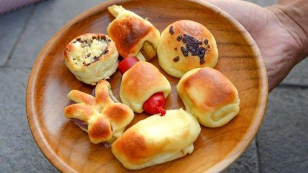 Roti Unyil Venus, oleh-oleh khas Bogor yang dibuat berukuran mini agar bisa dinikmati hanya dengan sekali lahap.