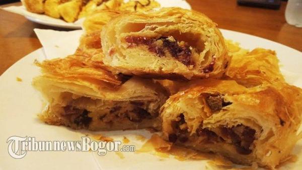 Di Bogor kamu bisa menemukan strudel dengan isian unik seperti asinan dan bakso.