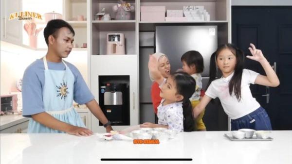 Thalia dan Thania sibuk bikin kue untuk Sarwendah