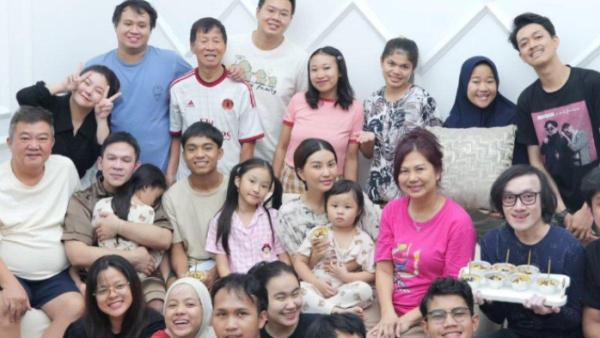 Sarwendah dikelilingi orang-orang tersayang