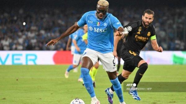 Penyerang Napoli #09 Victor Osimhen mengontrol bola pada pertandingan sepak bola Grup C hari putaran pertama Liga Champions UEFA melawan tamunya Real Madrid di stadion Diego Armando Maradona di Naples pada 3 Oktober 2023. Alberto