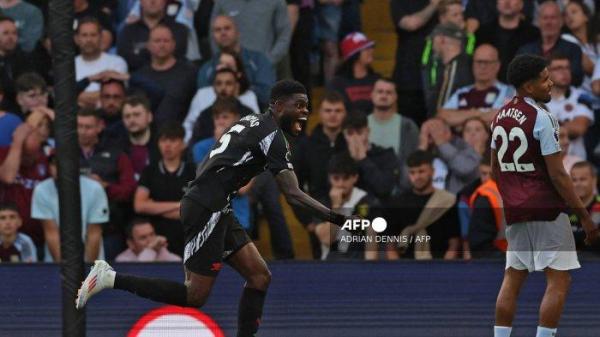 Gelandang Arsenal asal Ghana #05 Thomas Partey (C) merayakan gol kedua mereka dalam pertandingan sepak bola Liga Primer Inggris antara Aston Villa dan Arsenal di Villa Park di Birmingham, Inggris bagian tengah pada 24 Agustus 2024.
