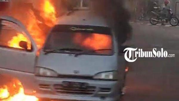Mobil Daihatsu Zebra Espass terbakar di SPBU Bejen, Kecamatan/Kabupaten Karanganyar, Sabtu (31/8/2024)
