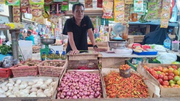 Pedagang bahan pokok di Pasar Segar, Paal Dua, Manado, Sulawesi Utara, Sabtu (31/8/2024).