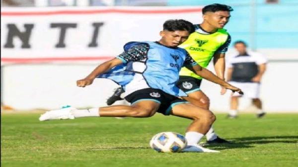 Pemain PSM Makassar, Ananda Raehan menendang bola dengan mendapat pengawalan dari Akbar Tanjung di Stadion Kalegowa, Jl Poros Pallangga, Kecamatan Pallangga, Kabupaten Gowa, Selasa (16/7/2024).