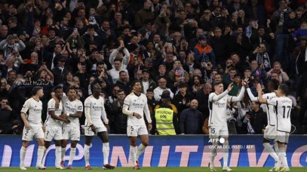 Penyerang Real Madrid Brasil #07 Vinicius Junior (2K) merayakan bersama rekan satu timnya setelah mencetak gol pertama timnya selama pertandingan sepak bola liga Spanyol antara Real Madrid vsGirona FC di stadion Santiago Bernabeu di Madrid pada 11 Februari 2024.