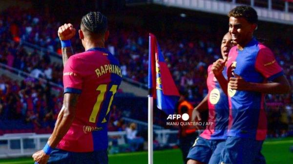 Pemain depan Barcelona asal Brasil #11 Raphinha merayakan gol pertama timnya bersama pemain depan Barcelona asal Spanyol #19 Lamine Yamal selama pertandingan sepak bola liga Spanyol antara FC Barcelona dan Real Valladolid FC di Estadi Olimpic Lluis Companys di Barcelona pada tanggal 31 Agustus 2024. <div class=